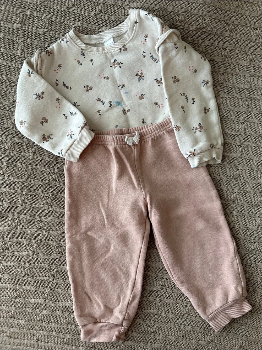 EUC Carter’s Baby Girl Outfit Set, Cream & Blush Sweatsuit, 24 Months *Imperfect
